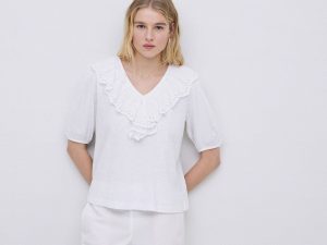 CAMISETA VOLANTE CON BORDADO SUIZO