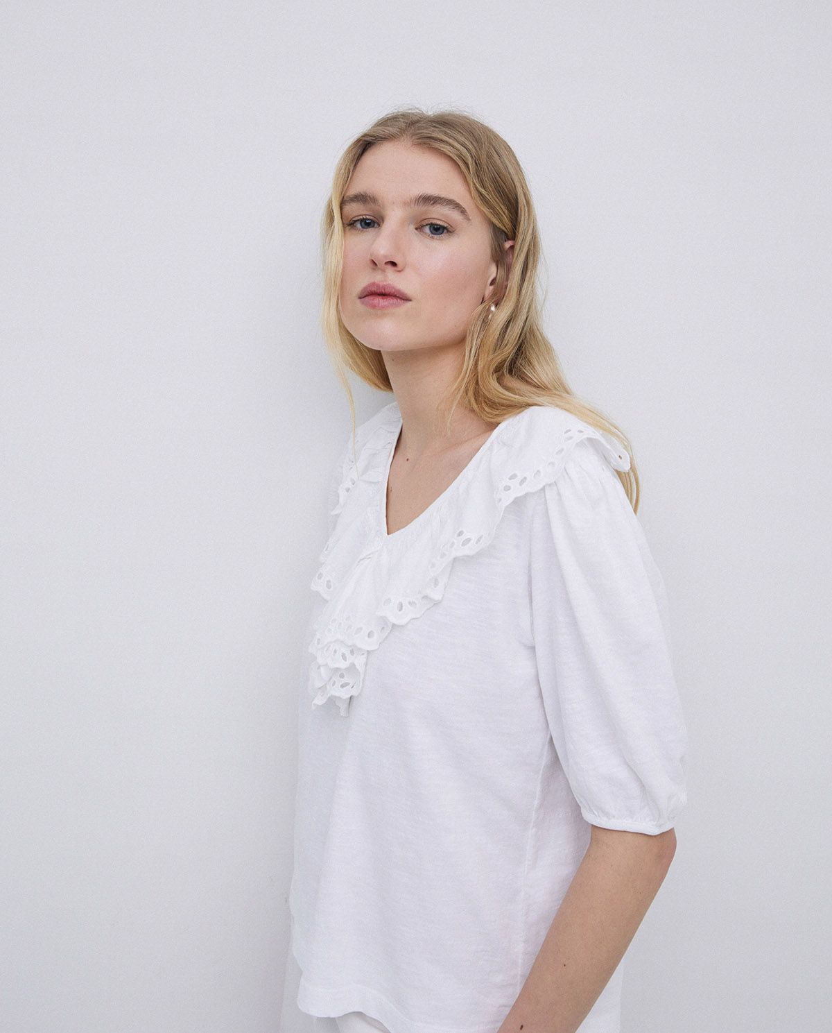 CAMISETA VOLANTE CON BORDADO SUIZO.jpeg2