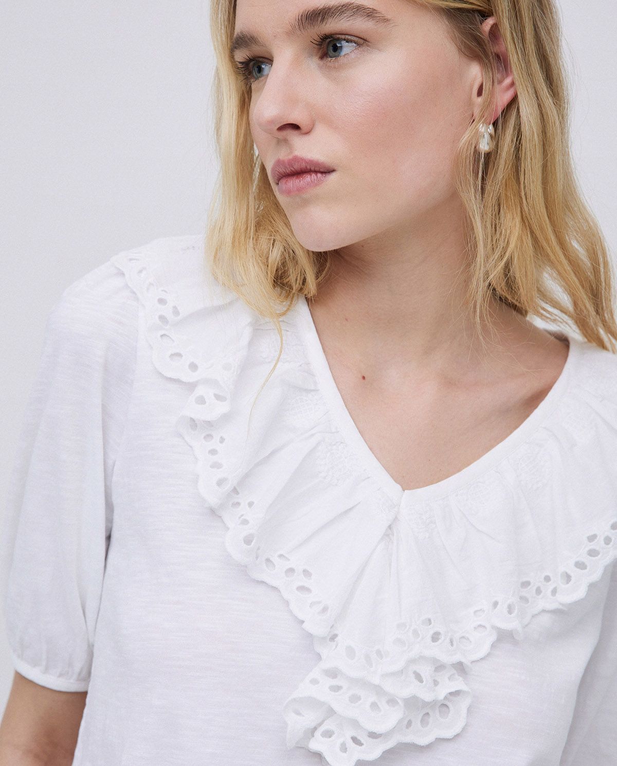 CAMISETA VOLANTE CON BORDADO SUIZO.jpeg3