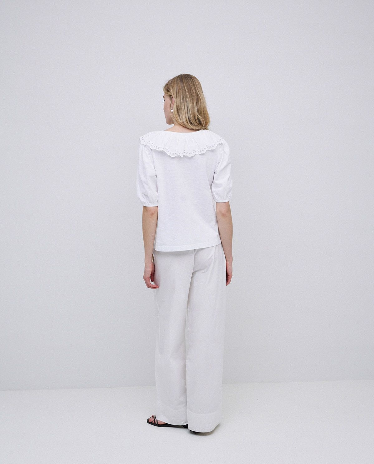 CAMISETA VOLANTE CON BORDADO SUIZO.jpeg4