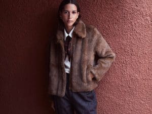 ABRIGO CORTO EFECTO PELO MARRÓN