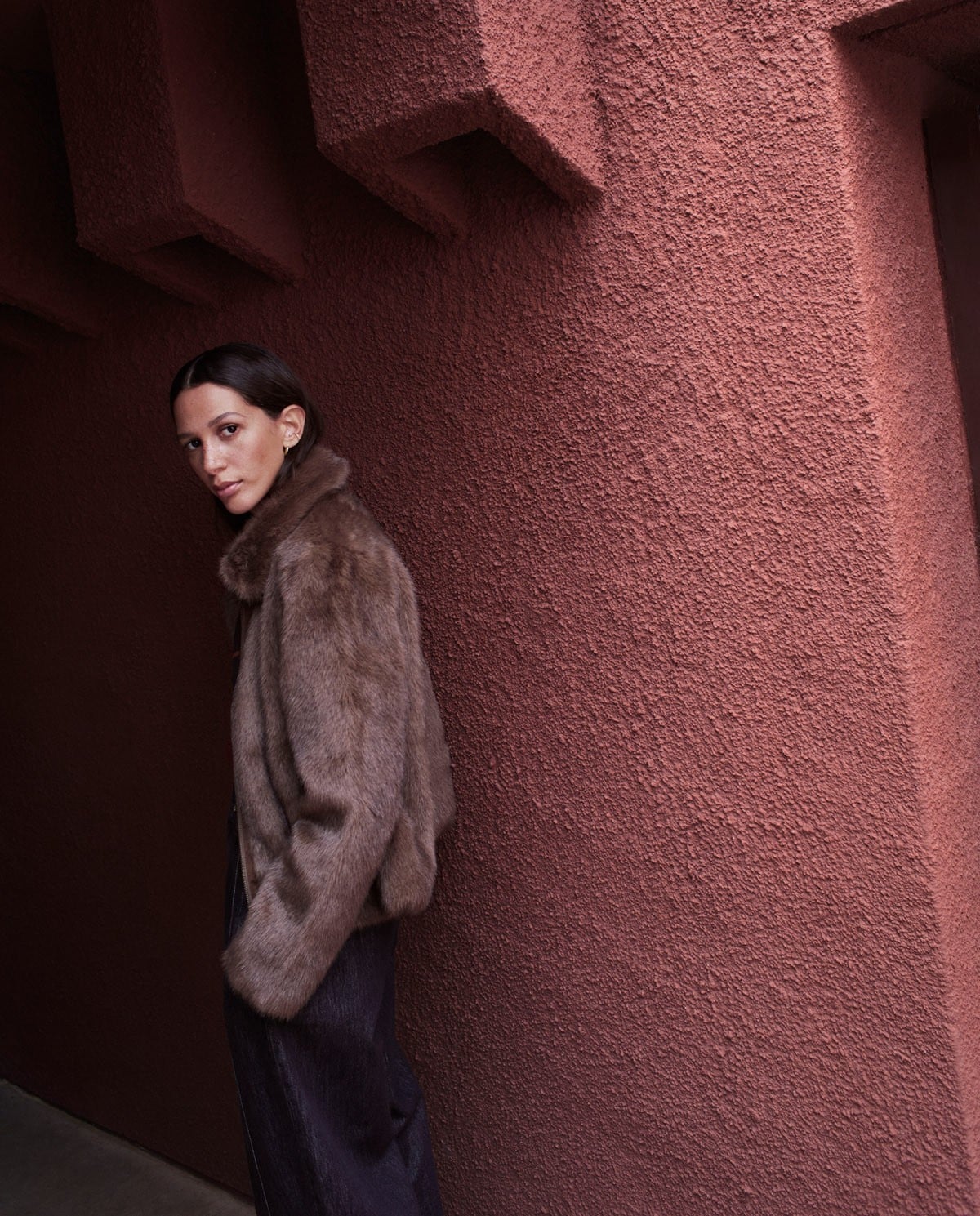 ABRIGO CORTO EFECTO PELO MARRÓN.jpg1