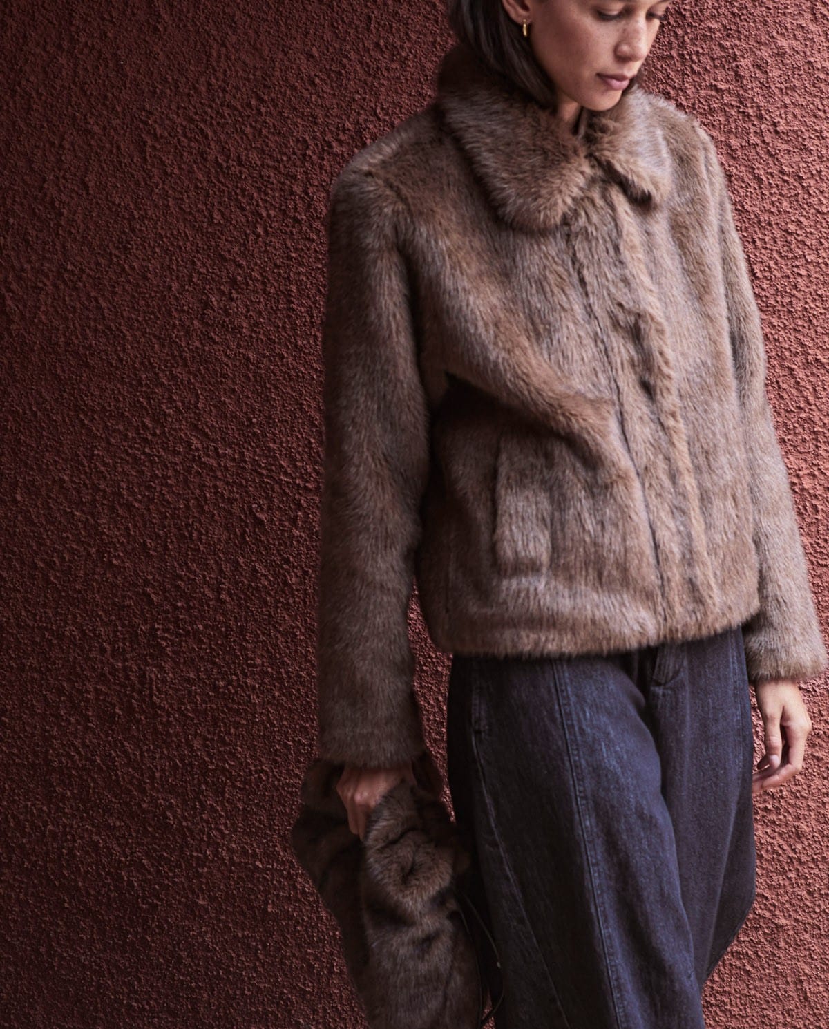 ABRIGO CORTO EFECTO PELO MARRÓN.jpg2