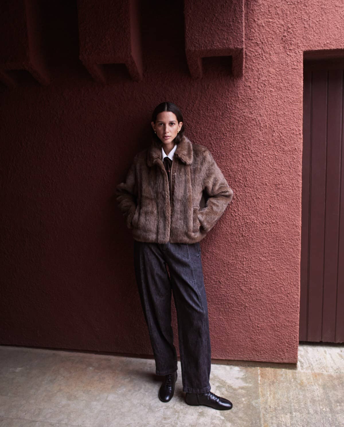 ABRIGO CORTO EFECTO PELO MARRÓN.jpg3