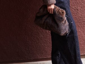 BOLSO PELO Y ASA DE PIEL AJUSTABLE CHOCOLATE