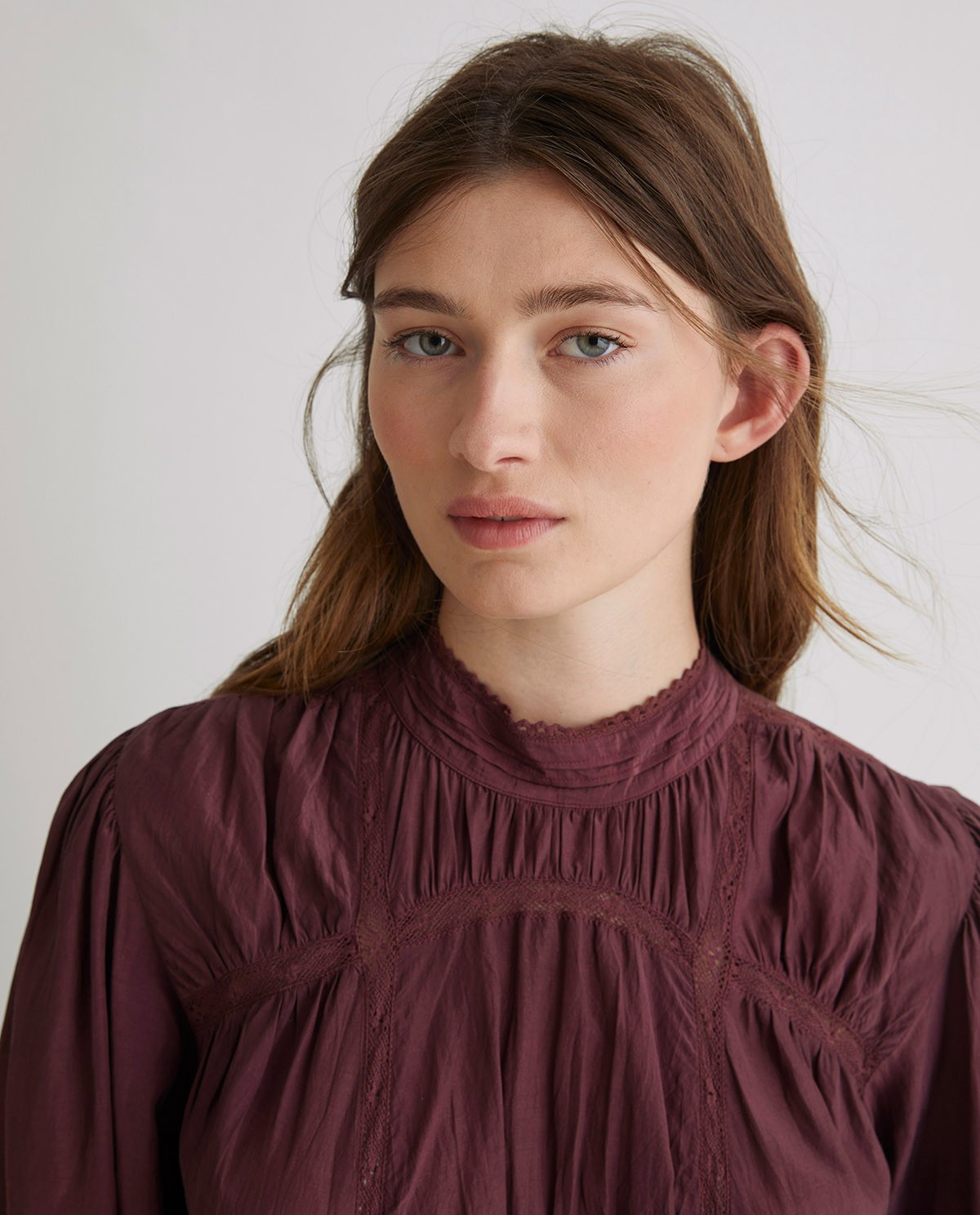 VESTIDO MIDI MEZCLA ALGODÓN CUELLO SUBIDO BERENJENA.jpg4