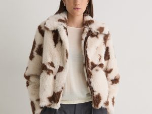 ABRIGO CORTO EFECTO PELO PRINT VACA