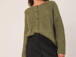 CHAQUETA CON DETALLES DESAGUJADOS VERDE