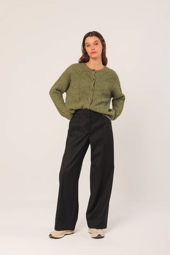 CHAQUETA CON DETALLES DESAGUJADOS VERDE.webp3