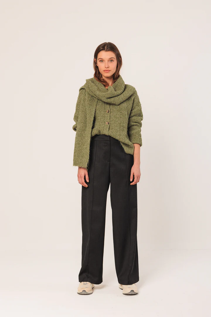 CHAQUETA CON DETALLES DESAGUJADOS VERDE.webp4