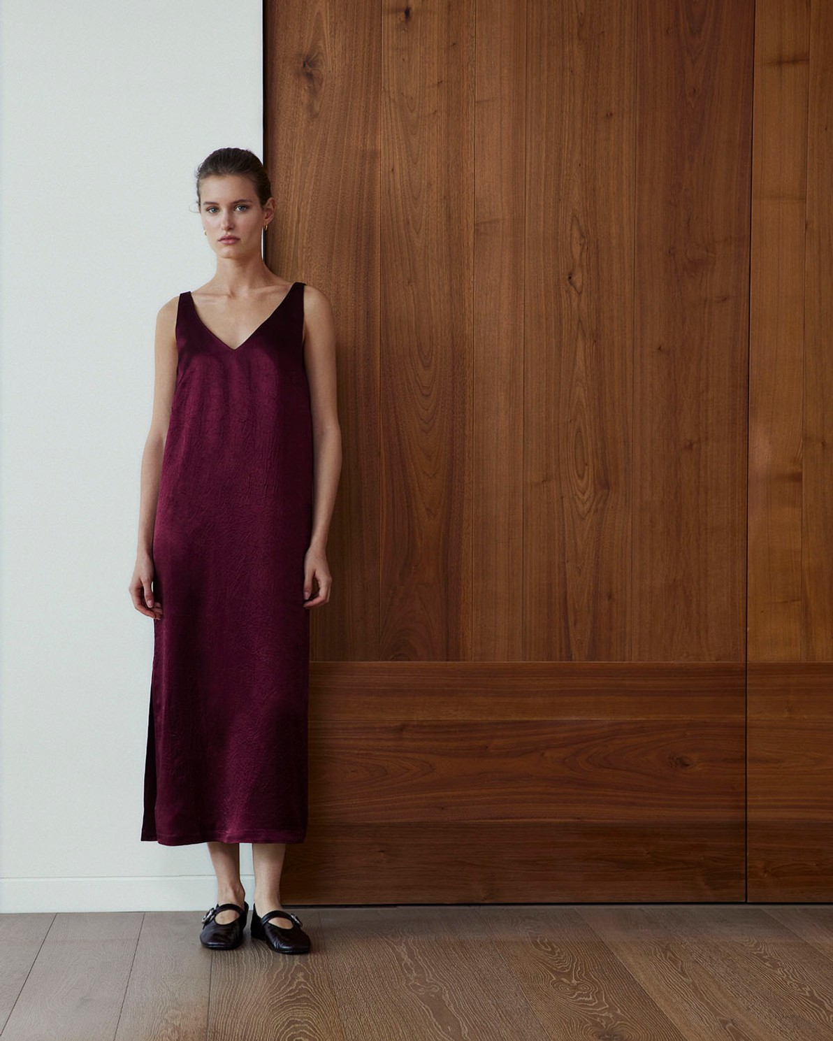 VESTIDO SIN MANGAS SATÉN AUBERGINE