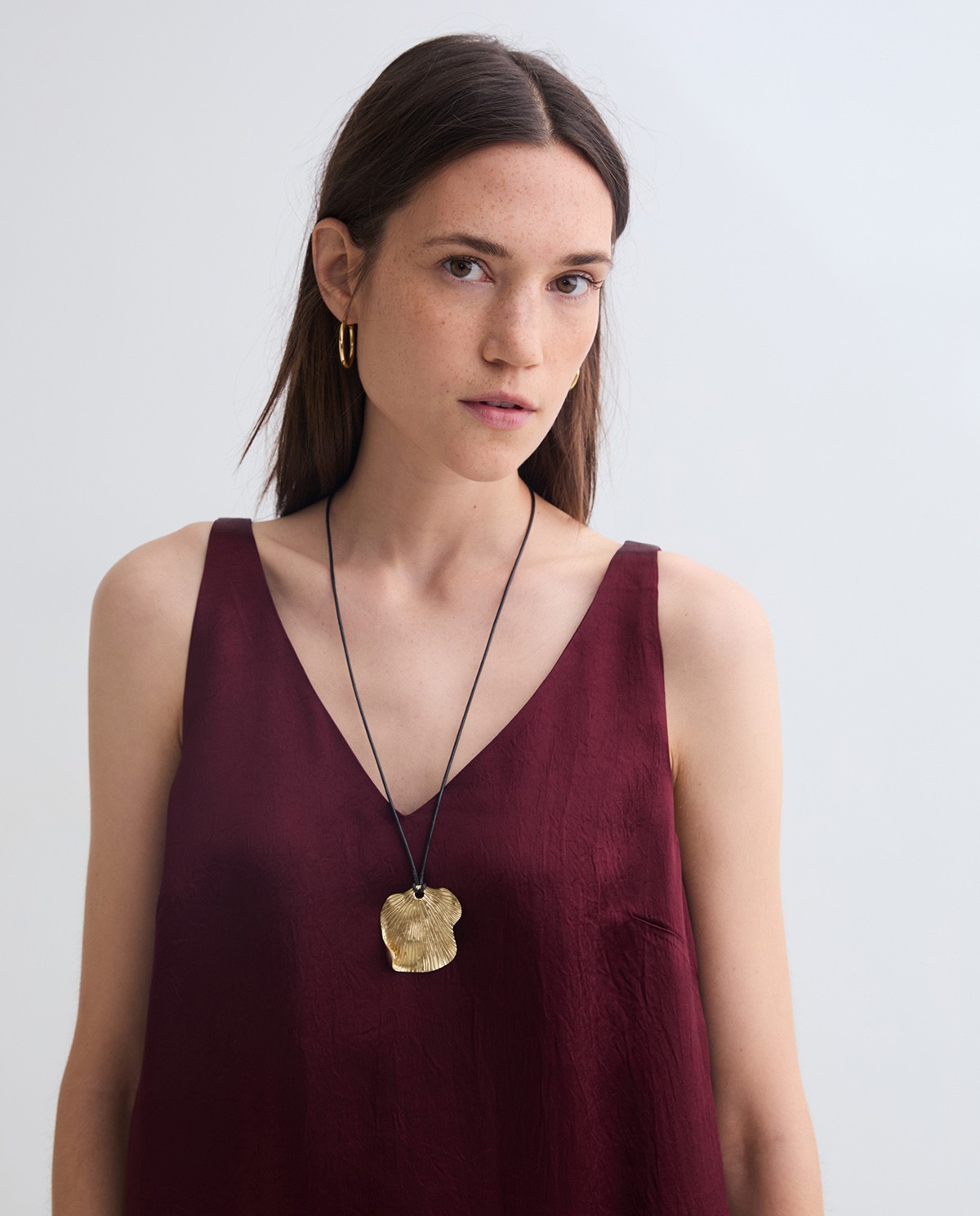 VESTIDO SIN MANGAS SATÉN AUBERGINE.jpg3