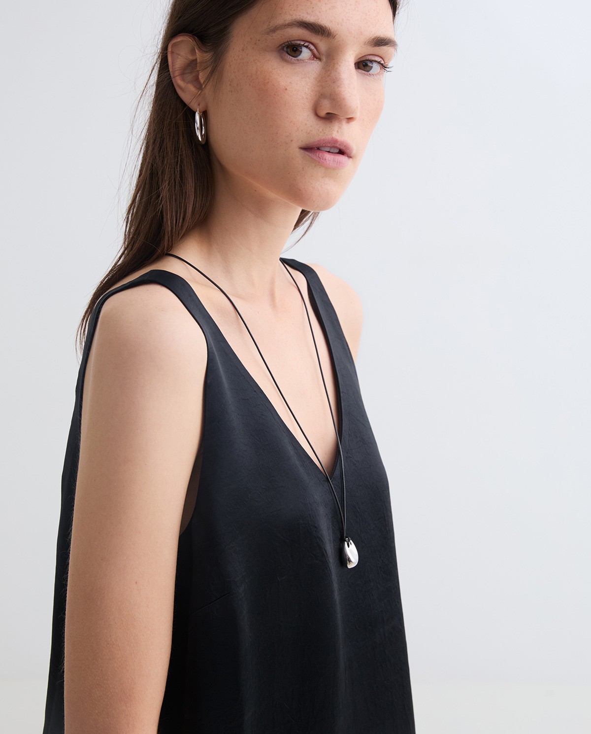 VESTIDO SIN MANGAS SATÉN NEGRO.jpg2