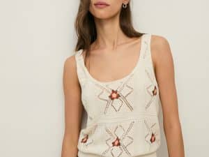 TOP DE PUNTO BORDADO FLORES ECRU