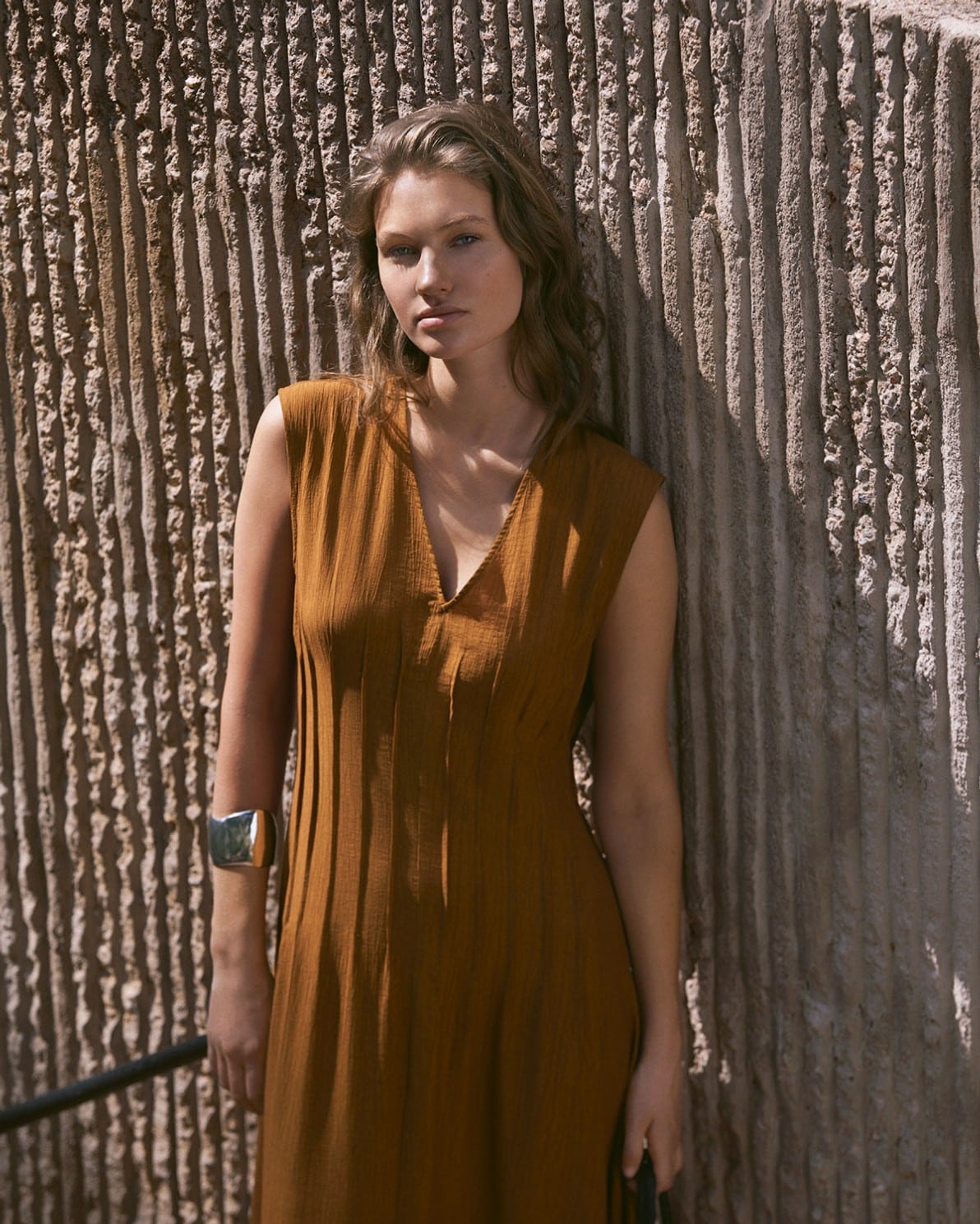 VESTIDO LARGO PLISADO OCRE OSCURO.jpg1