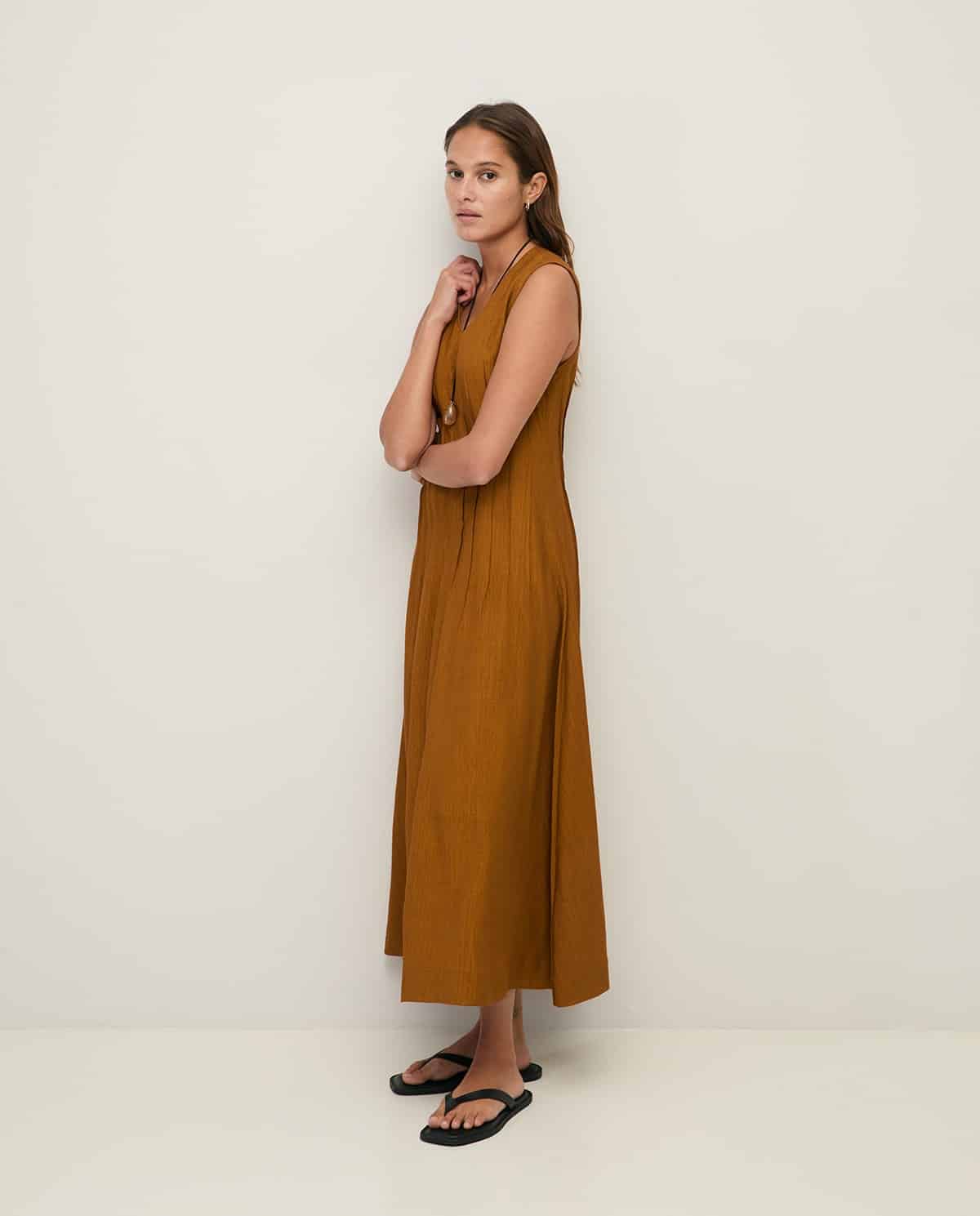 VESTIDO LARGO PLISADO OCRE OSCURO.jpg3