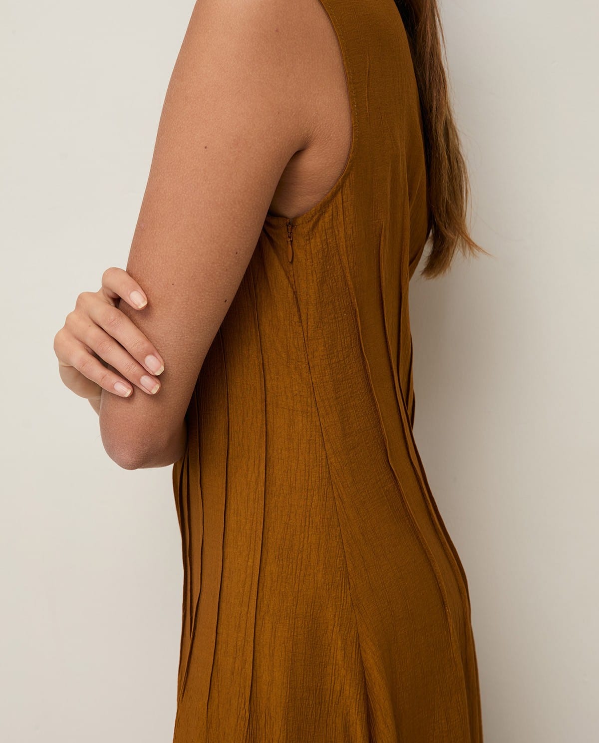 VESTIDO LARGO PLISADO OCRE OSCURO.jpg4