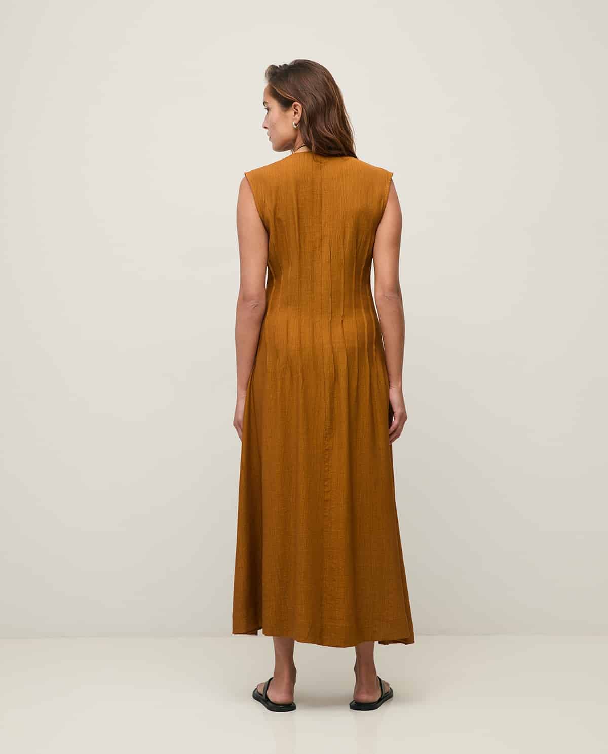 VESTIDO LARGO PLISADO OCRE OSCURO.jpg5