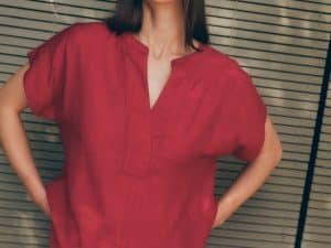 BLUSA CUELLO PICO EFECTO ARRUGADO ROJO