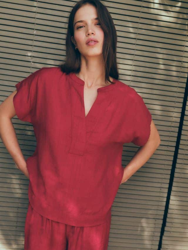 CAMISA ROJA TELA EFECTO ARRUGADO