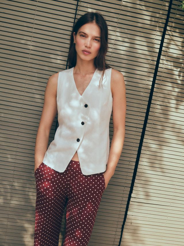 CHALECO BLANCO ASIMÉTRICO