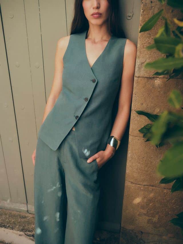 CHALECO VERDE ASIMÉTRICO