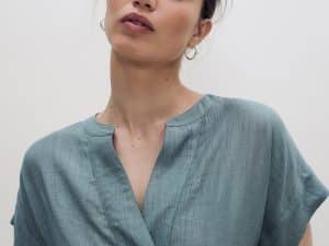 BLUSA CUELLO PICO EFECTO ARRUGADO TURQUESA