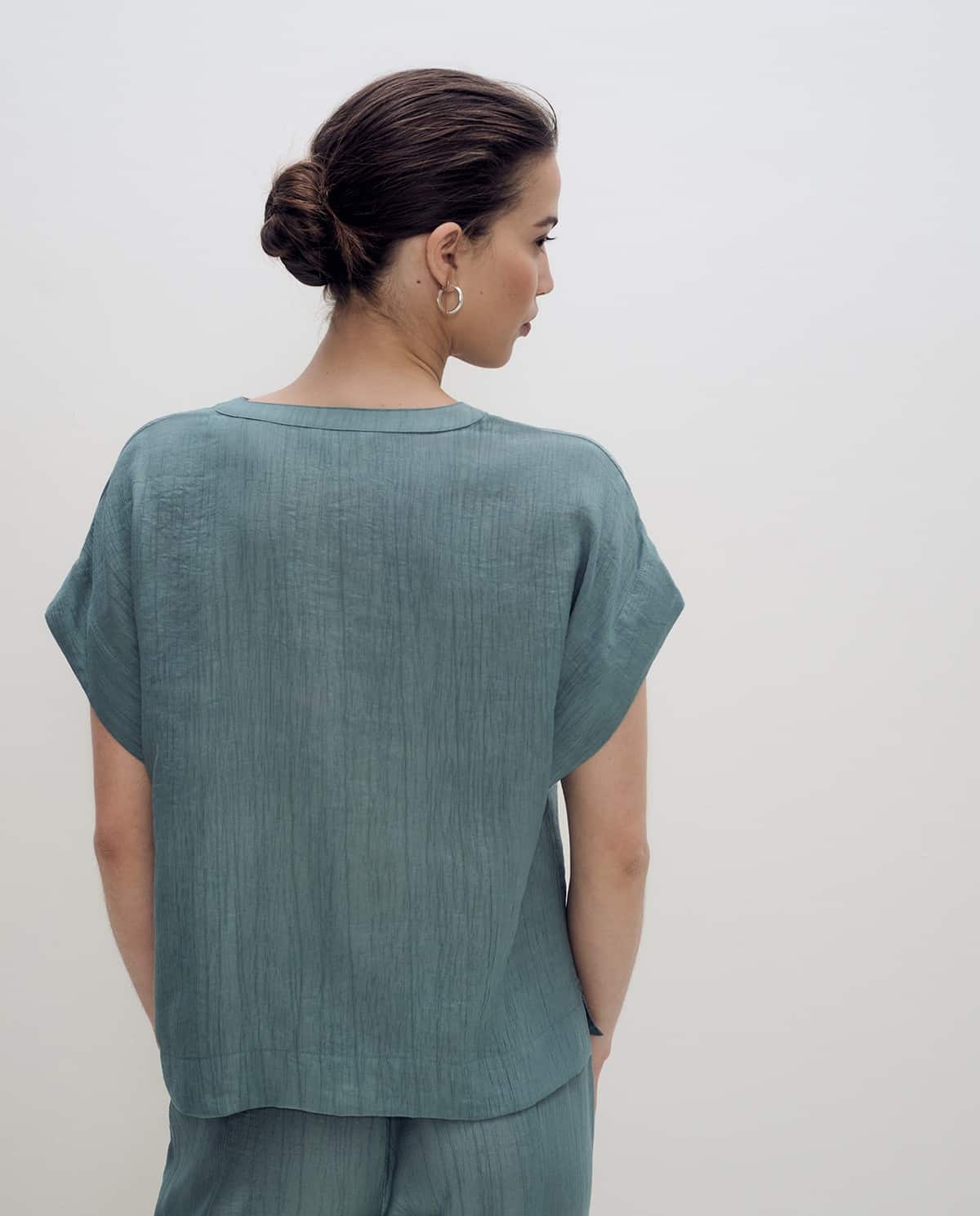FLUIDA BLUSA ESCOTE PICO.jpg2