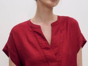 BLUSA CUELLO PICO EFECTO ARRUGADO ROJO