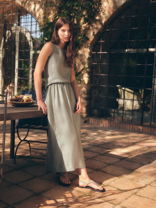 TOP VERDE SIN MANGAS EFECTO ARRUGADO.jpegº