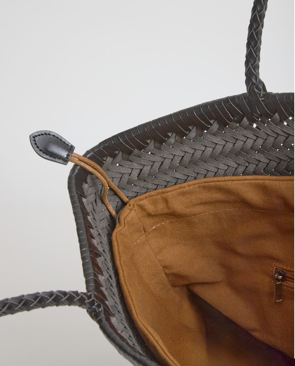 bolso de piel handmade trenzado negro.jpg7