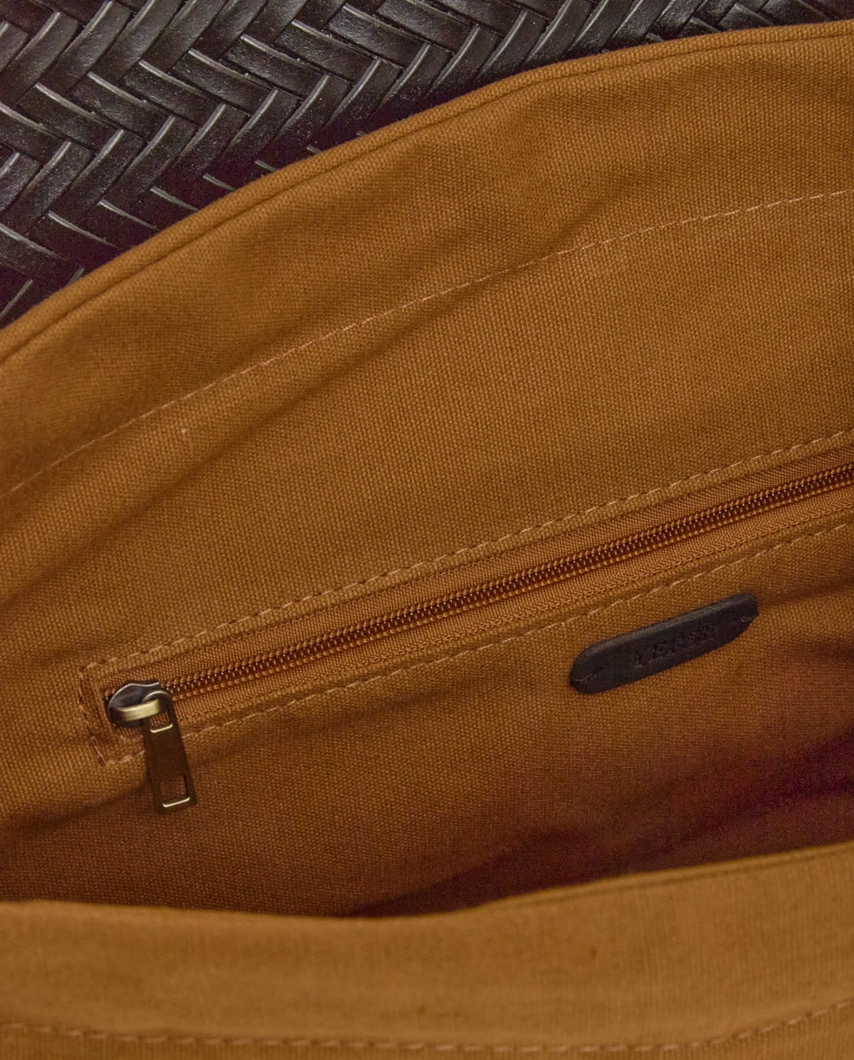 bolso de piel handmade trenzado negro.jpg8