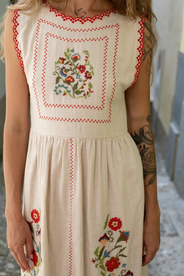 VESTIDO BORDADOS PUNTO DE CRUZ PIEDRA.webp2