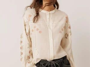 CAMISA BORDADA CON VOLUMEN CRUDO