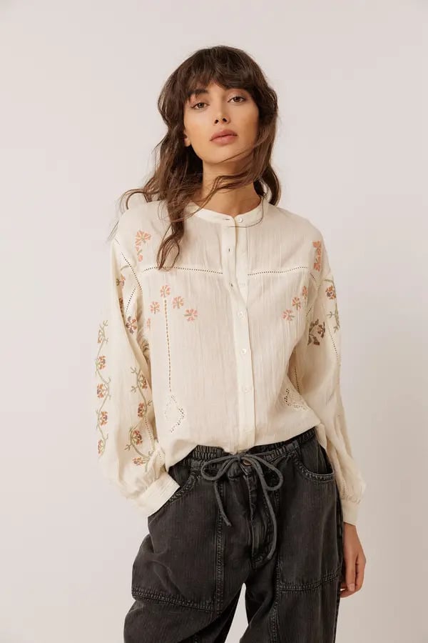 CAMISA BORDADA CON VOLUMEN