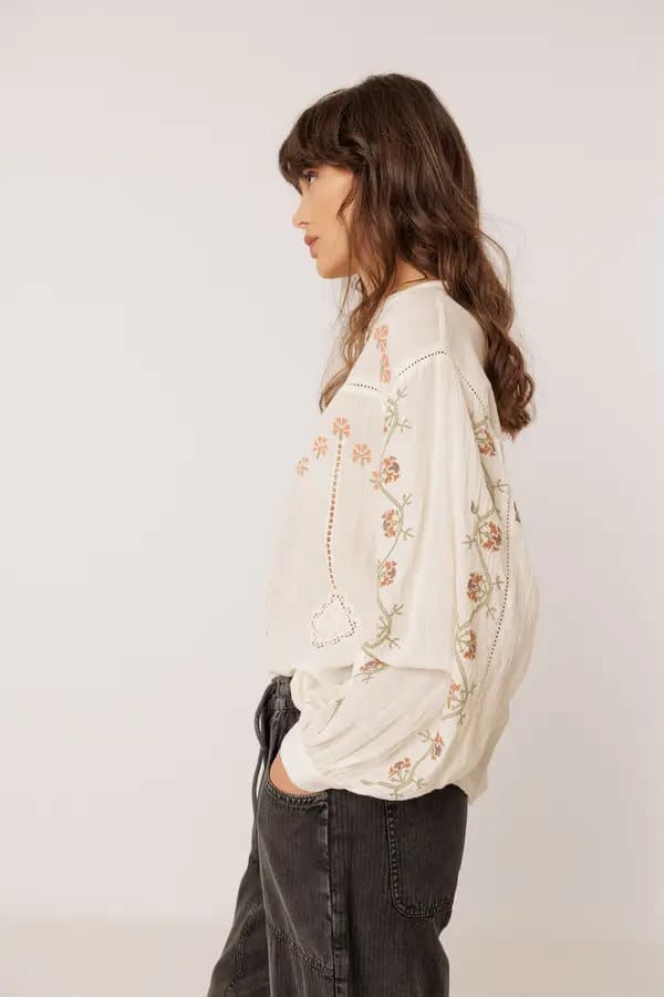 CAMISA BORDADA CON VOLUMEN.webp1