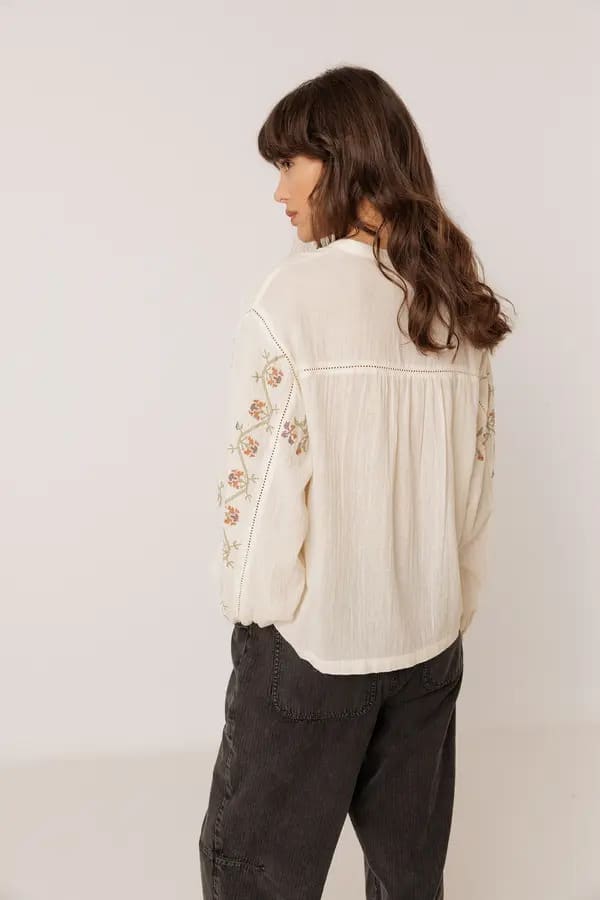 CAMISA BORDADA CON VOLUMEN.webp2