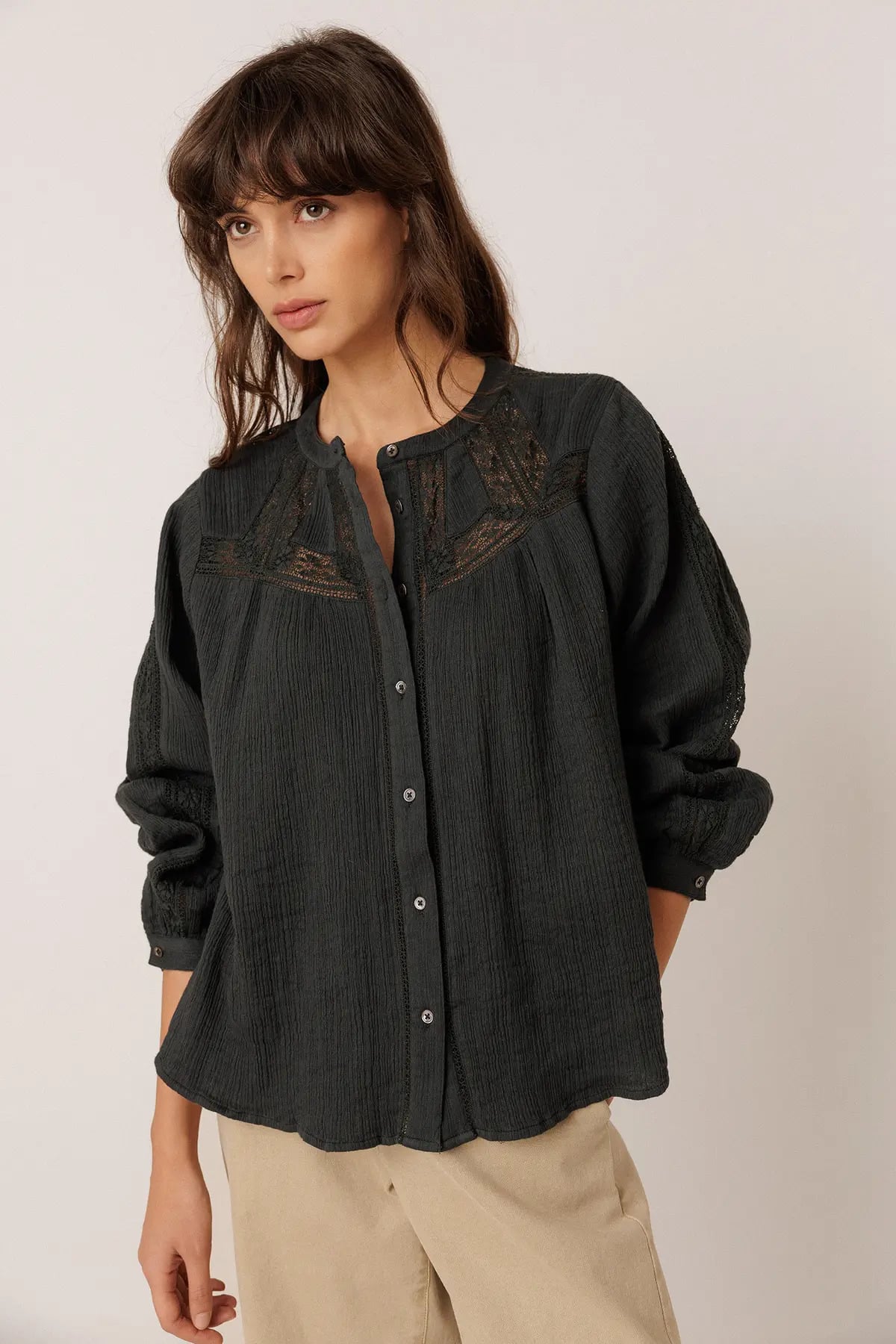 camisa combinada con puntillas.webp gris